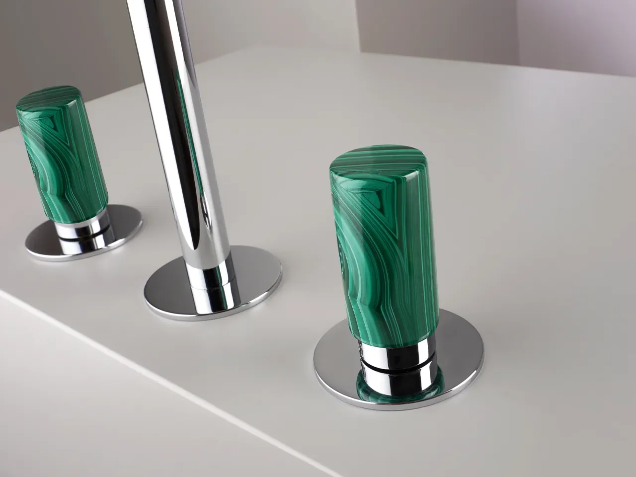 Diseño y materia: griferías con manijas de piedra natural